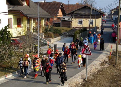 Proti gasilskemu domu.